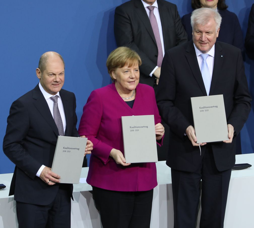 Scholz bei der Unterzeichnung des Koalitionsvertrages (2018)