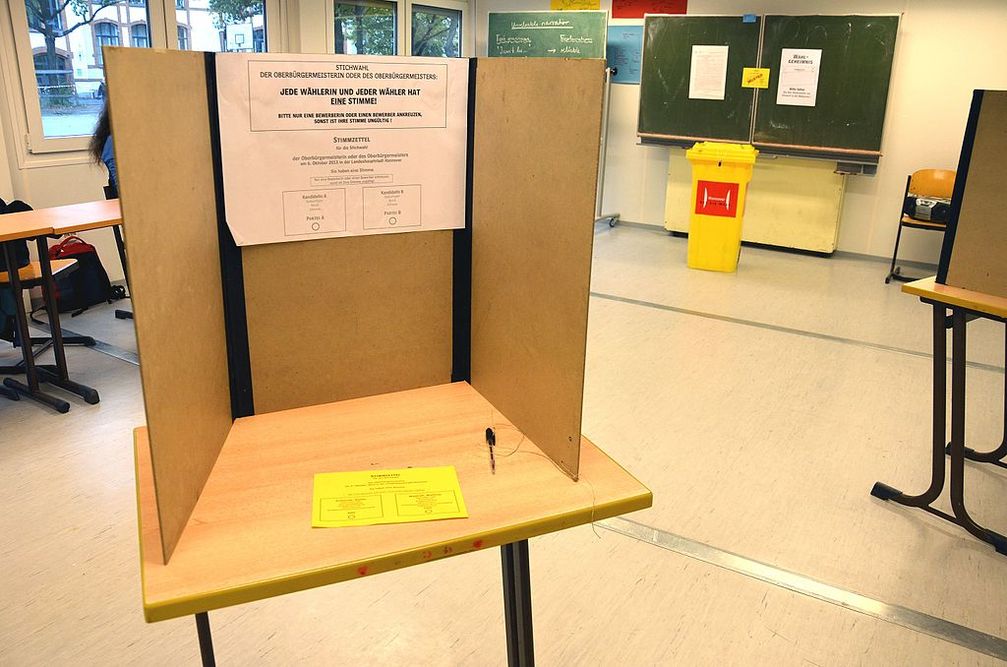 Wahlurne: Stimmen werden abgegeben in eine Urne und danach in Regierungspräsidien begraben... (Symbolbild)