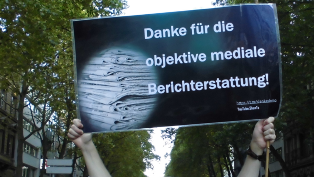 "Danke für die objektive mediale Berichterstattung!" – Ein Transparent auf der Kölner Satire-Demo am 17. August 2022 Bild: Felicitas Rabe / RT