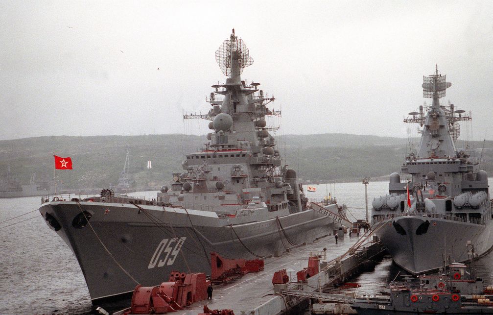 Die Admiral Uschakow (ex „Kirow“) und die Marschal Ustinow in Seweromorsk 1992