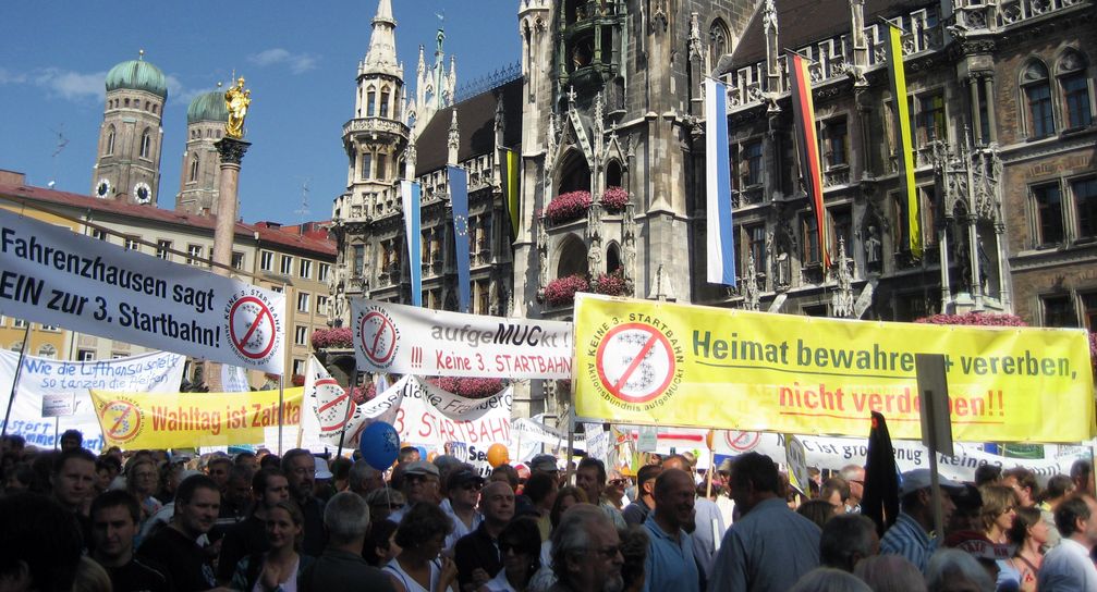 Großdemonstration gegen den Bau der dritten Start- und Landebahn