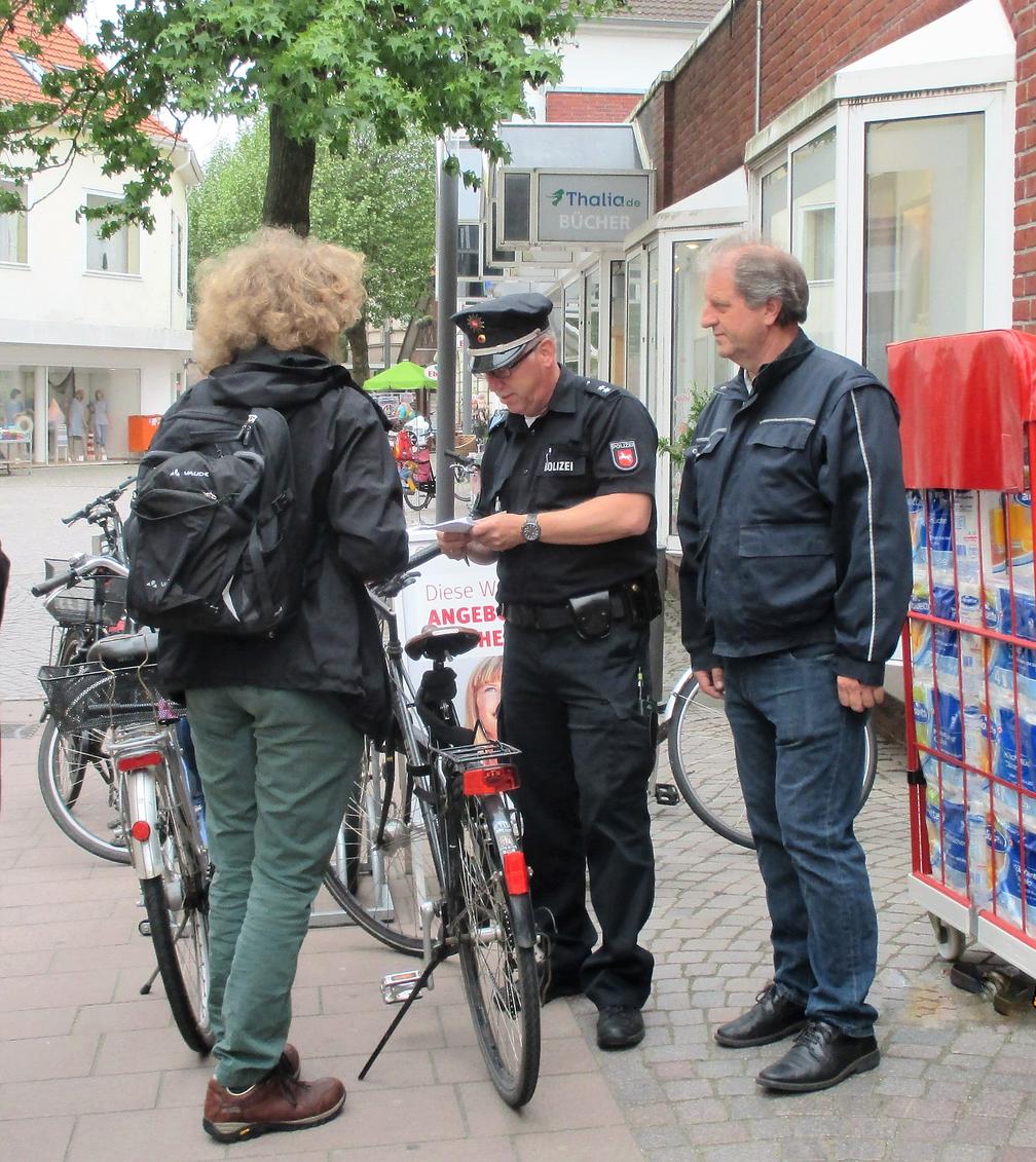 Das Foto zeigt Eugen Schnettler und Holger Boomhuis bei einer Kontrolle in der Innenstadt (Archivbild) Bild: Polizei