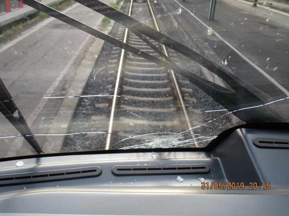 Beschädigte Scheibe der Regionalbahn; Bild: Bundespolizeiinspektion Kassel