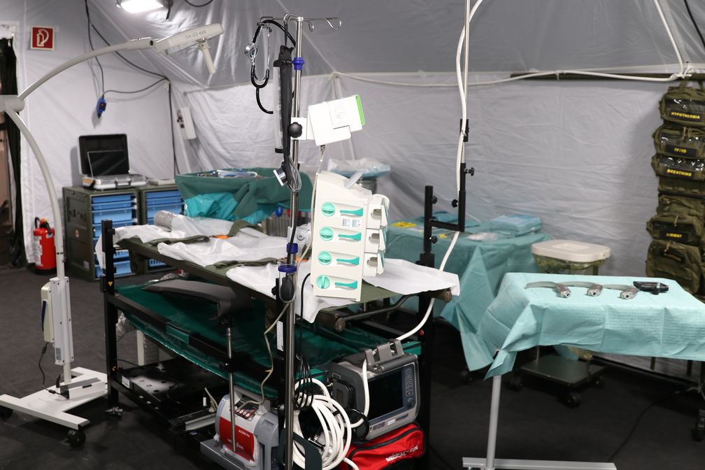Die Innenaufnahme eines OP-Moduls im Luftlanderettungszentrum (leicht) bei der Übergabe an die Sanität in Leer.