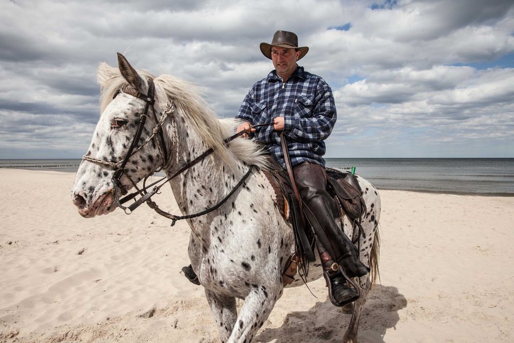 Olaf lebt auf Usedom und organisiert Ausritte für Touristen.