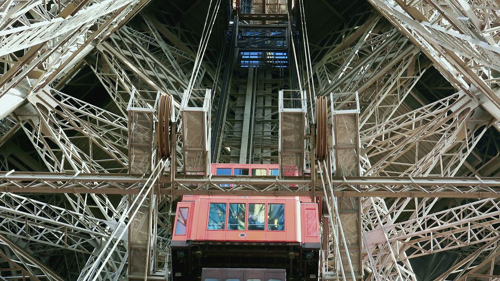Aufzüge sind auch wichtig für viele Touristenattraktionen, wie beim Pariser Wahrzeichen Eiffelturm. Bild: ZDF Fotograf: ZDF/MatthewTomlinson/OffTheFence