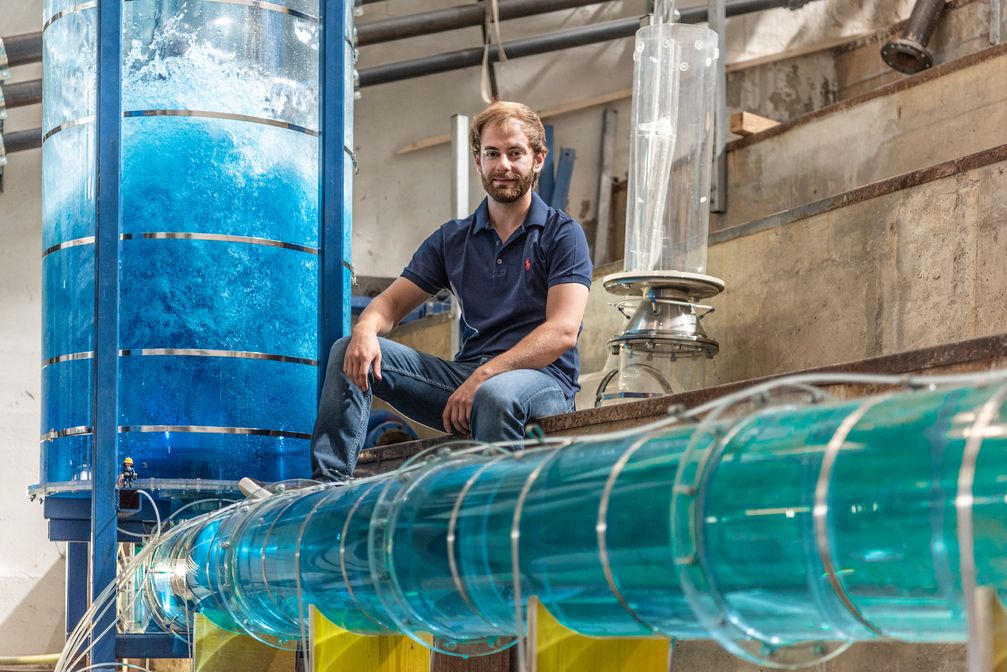 Franz Georg Pikl im Wasserbau-Labor der TU Graz. Die von ihm entwickelte Technologie könnte 90 Prozent der weltweiten Energieversorgung decken
Quelle: © Staudacher - TU Graz (idw)