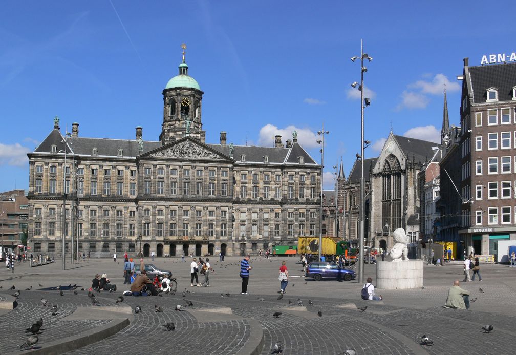 Dam mit dem Königlichen Palast (links) und der Nieuwe Kerk (rechts)