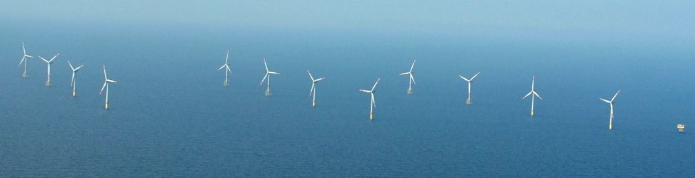 Windkraftanlagen des Offshore-Windparks alpha ventus in der Deutschen Bucht