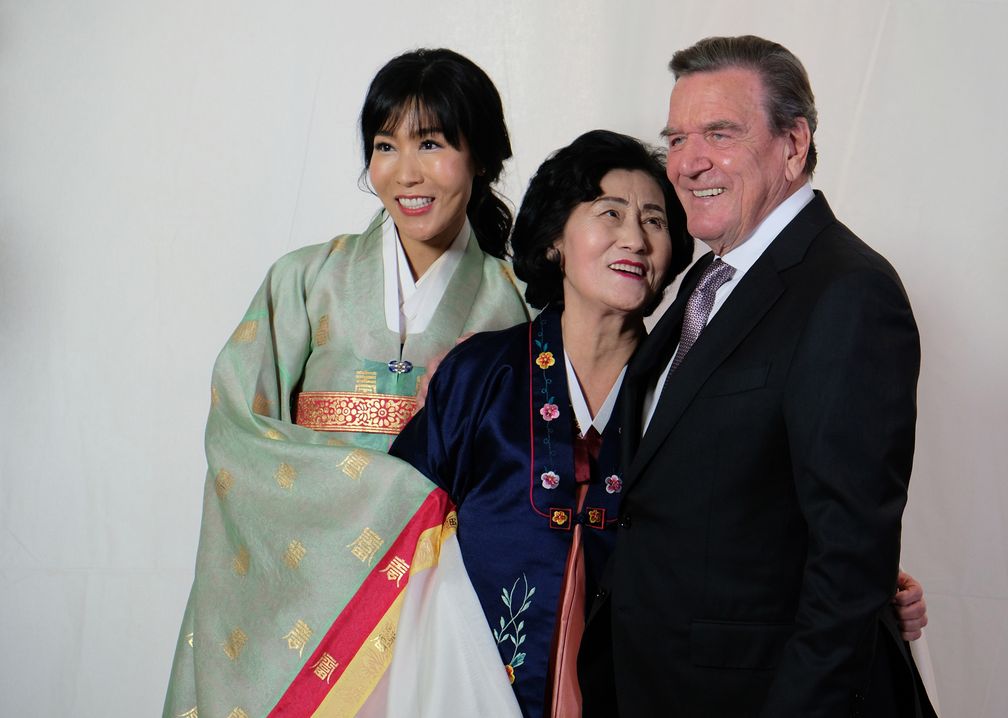 1. Platz in der Kategorie Arts & Entertainment - Kai-Uwe Wärner. Altbundeskanzler Gerhard Schröder und seine ihm vor fünf Monaten angetraute südkoreanische Frau Soyeon Kim stehen mit deren Mutter vor einer Fotowand. Bild: "obs/Kai-Uwe Wärner/dpa"