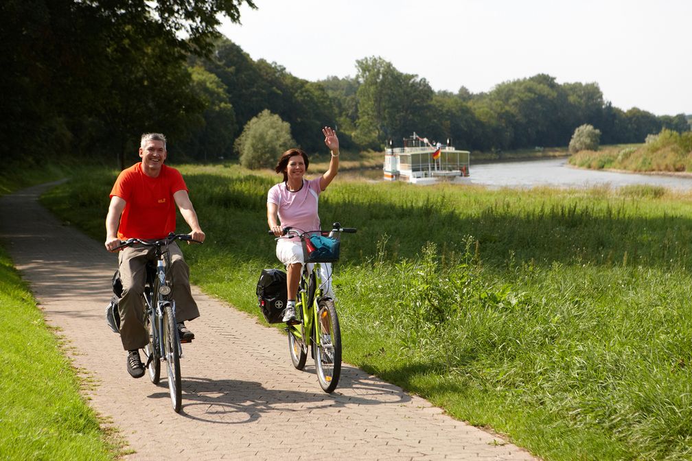 Radfahrer am Weser-Radweg Bild: "obs/Weserbergland Tourismus e.V."