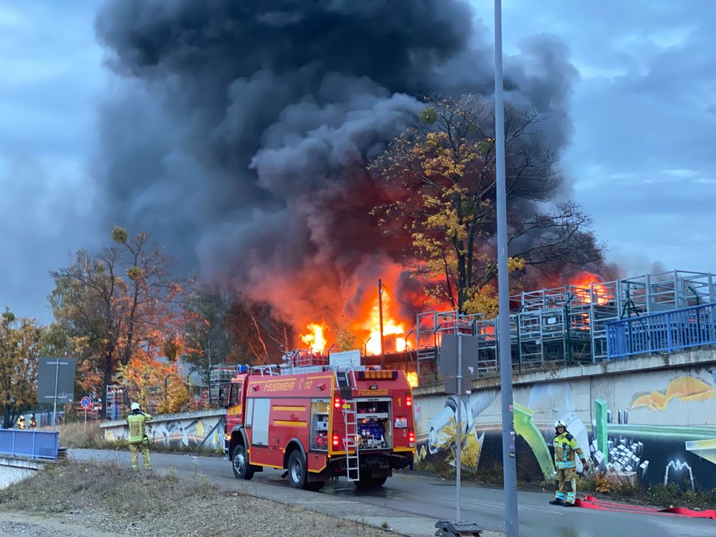 Die ersten Einsatzkräfte bereiten den Löschangriff vor. Bild: Feuerwehr Dresden