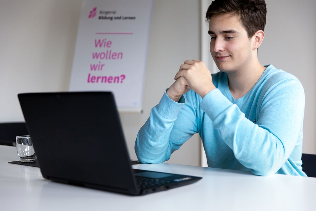 Max Schneider (19), Wirtschaftsinformatik-Student aus Hagen ist einer von 500 Losbürger beim Bürgerrat Bildung und Lernen.Bild: Montag Stiftung Denkwerkstatt Fotograf: Michael Schwettmann