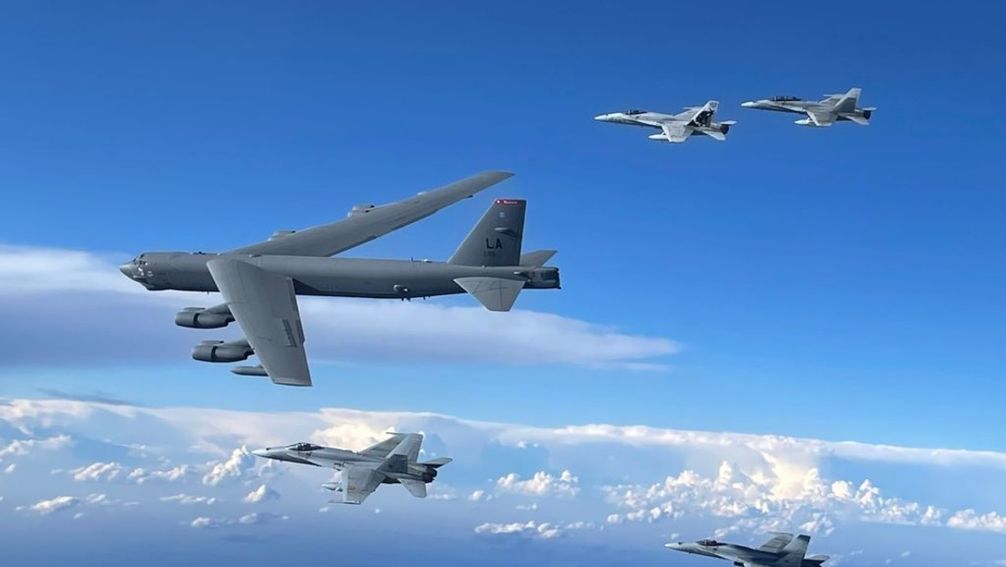 Symbolbild. Ein B-52H der U.S. Air Force in Formation mit F-18 Hornets der spanischen Luftwaffe vom Luftwaffenstützpunkt Morón, Spanien, 3. Juni 2021. Bild: Spanish Air Force