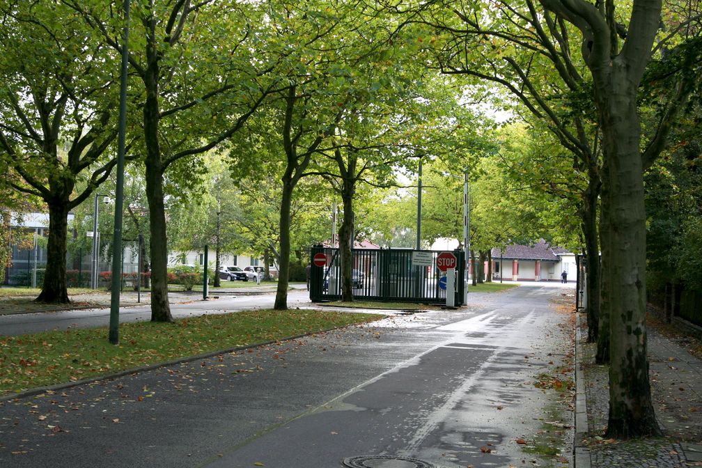 Einfahrt zum militärischen Teil des Flughafens Berlin-Tegel