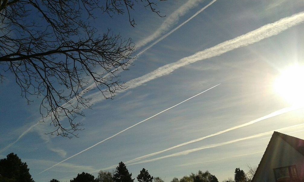 Chemtrails am Himmel über Bergedorf bei Hamburg im Jahr 2015