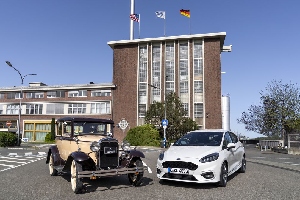 Ford-Werkjubiläum: Vor 90 Jahren beginnt Kölner Erfolgsgeschichte mit der Grundsteinlegung der Ford-Werke / Der Kölner Dauerbrenner und sein Urahn: Das Modell A (li.) ist die erste Pkw-Baureihe, die Ford in Köln produziert hat. Der Fiesta EcoBoost Hybrid, aus der aktuellen, achten Fiesta-Generation, ist die erste elektrifizierte Variante des Kölner Kleinwagens. Die beiden Ford-Modelle stehen vor der Halle A, deren Grundstein Henry Ford und Konrad Adenauer am 2. Oktober 1930 legten. / Weiterer Text über ots und www.presseportal.de/nr/6955 / Die Verwendung dieses Bildes ist für redaktionelle Zwecke honorarfrei. Veröffentlichung bitte unter Quellenangabe: "obs/Ford-Werke GmbH/Friedrich Stark"