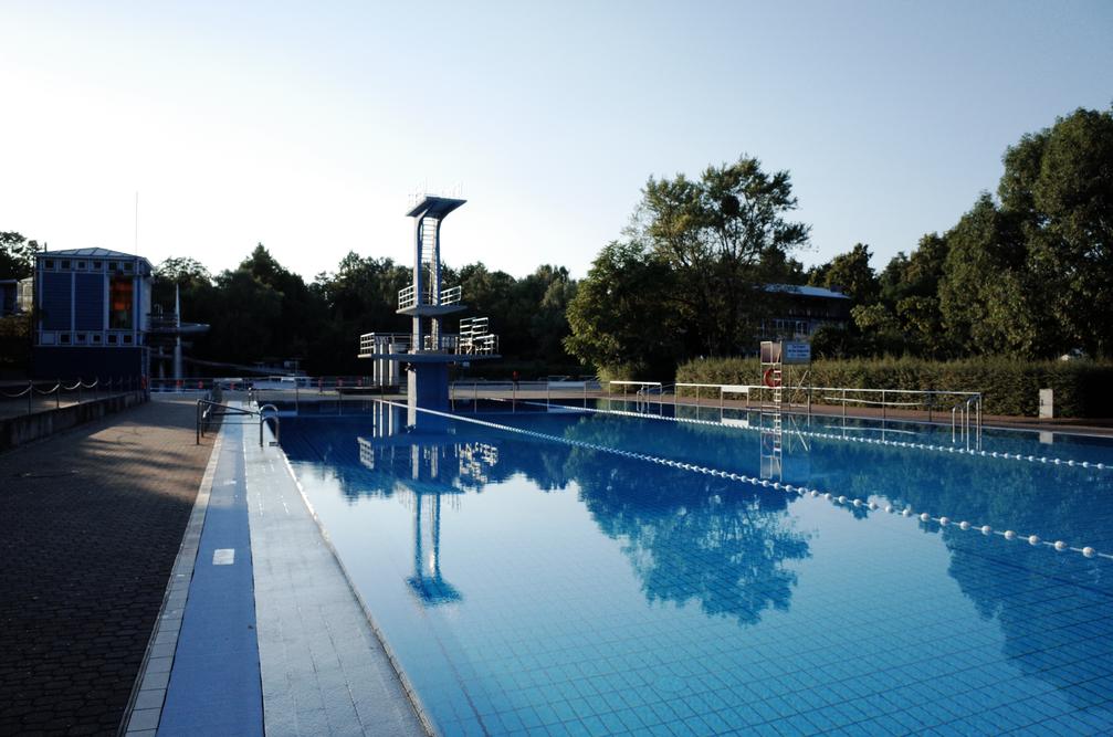 Schwimmerbecken mit Sprungturm im Sommerbad Neukölln