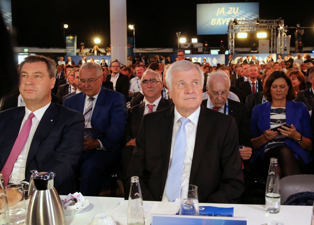 Markus Söder und Horst Seehofer zu Beginn des CSU-Parteitags am 15. September 2018 in München. In der zweiten Reihe (v.l.n.r.) Joachim Herrmann, Theo Waigel, Edmund Stoiber, Ilse Aigner. (2018)