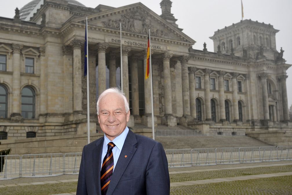 Cajus Caesar vor dem Reichstagsgebäude