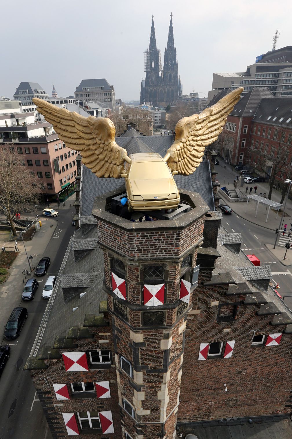 Ford Fiesta Fluegelauto, der restaurierte goldene Vogel wieder auf seinem Turm, Koeln  Bild: Ford-Werke GmbH Fotograf: Ford-Werke GmbH