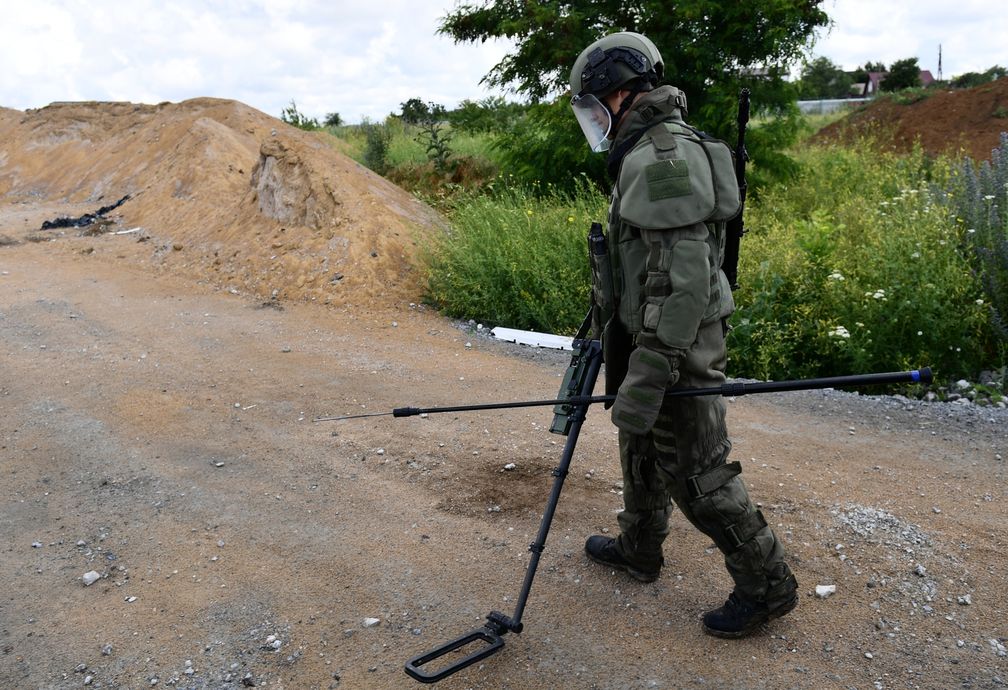 Ein russischer Soldat bei der Räumung von Minen in Mariupol (Symbolbild) Bild: Pawel Lisizyn / Sputnik