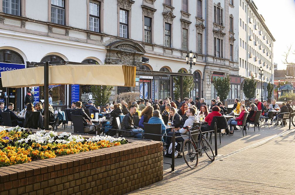 Auf der Terrasse einer Brasserie in der Innenstadt von Nyíregyháza, 24. April 2021