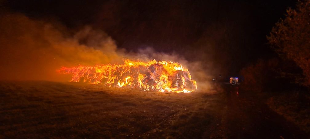 Der Wind fachte das Feuer zusätzlich an! Bild: Feuerwehr