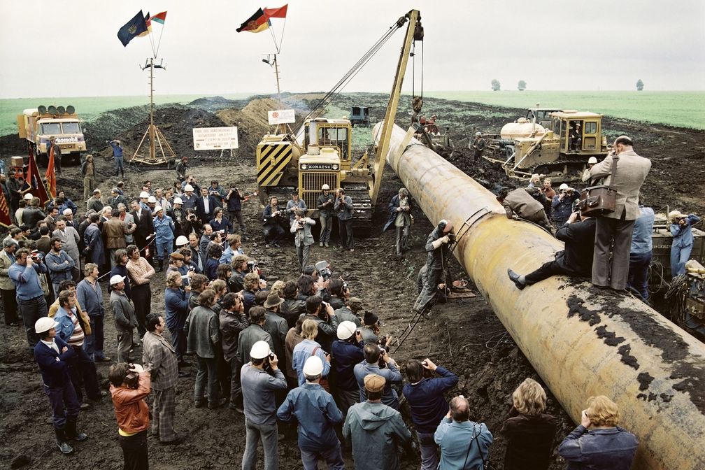 Arbeiter wird bei Schweißarbeiten an der "Drushba-Trasse" während Pressetermin fotografiert, 1970er, Ukraine Bild: MDR/Thomas Billhardt/Galerie Cam Fotograf: MDR/Thomas Billhardt/Galerie Cam