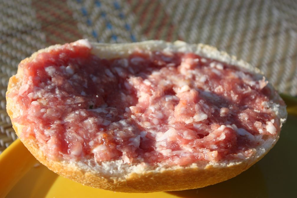 Mettbrötchen mit rohem Mett