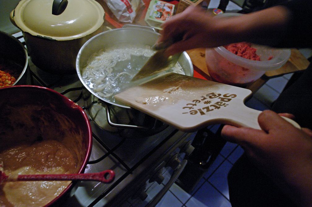 Herstellung handgeschabter Spätzle