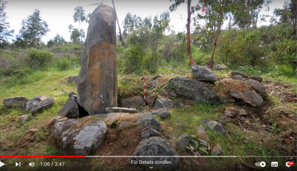 Einer der Hinkelsteine im Megalithfeld La Torre-La Janera in der Provinz Huelva, Spanien.