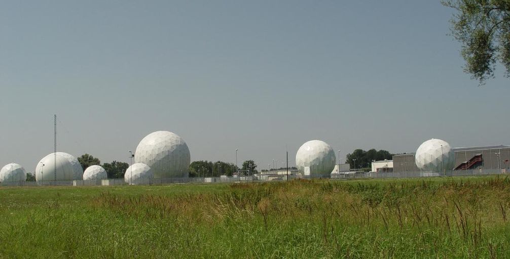Radarkuppeln der ehemaligen Echelon Field Station 81 in Bad Aibling, Bayern
