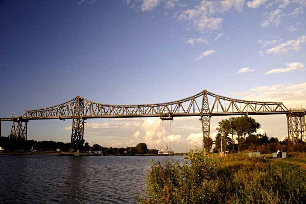 Rendsburger Hochbrücke: Hielt fast 100 Jahre ohne Sanierung. Die Sanierung war mit ganz wenig Aufwand machbar. Bettonbrücken hingegen sind teuer, umständlich, kurzlebig und enorm teuer.