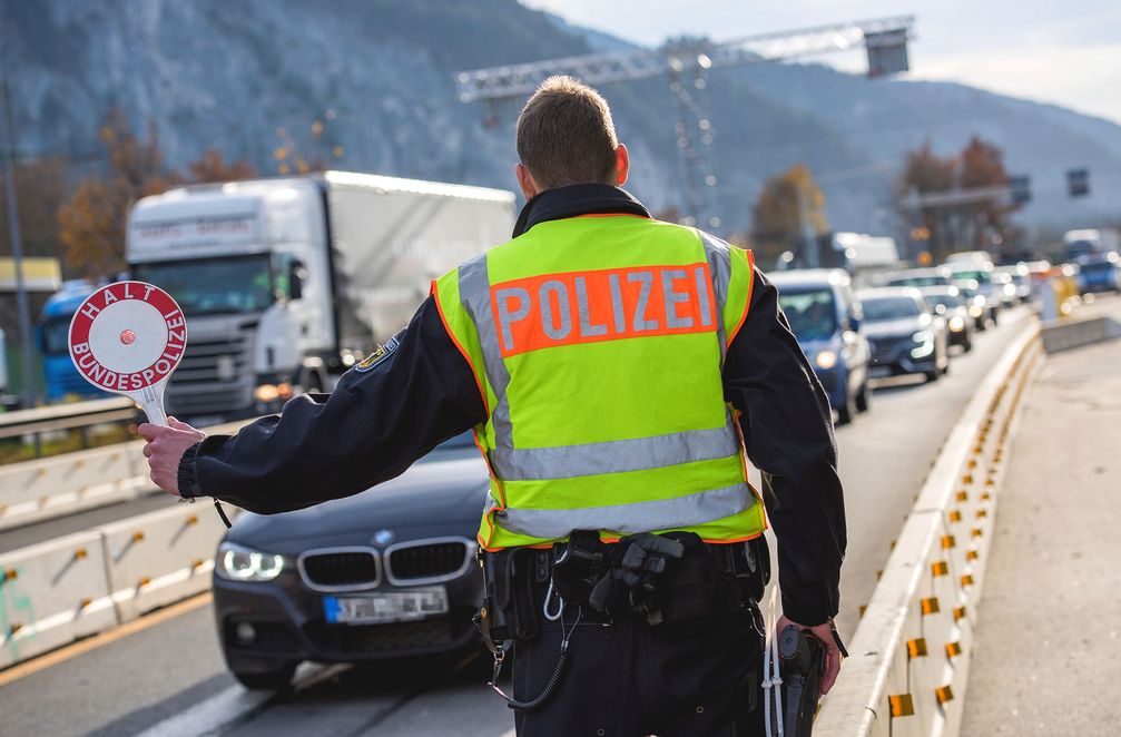 Die Rosenheimer Bundespolizei hat auf der A93 einen mutmaßlichen Schleuser festgenommen, der vier somalischen Landsleuten offenbar die illegale Einreise ermöglichen wollte. Bild: Polizei