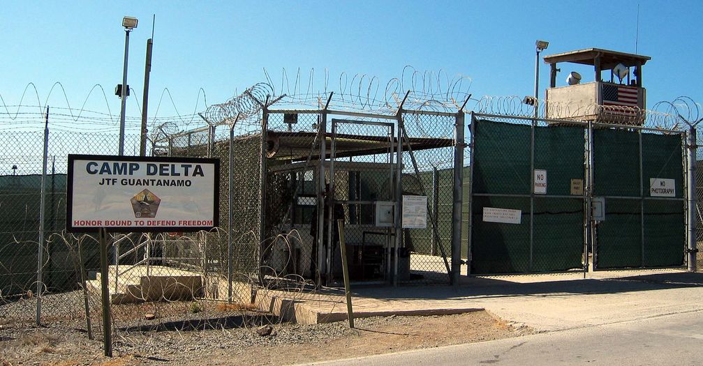 Guantanamo: Eingang zum Camp Delta wo entrechtete Menschen unbegrenzt inhaftiert werden. Vorbild für die Bundesrepublik Deutschland?
