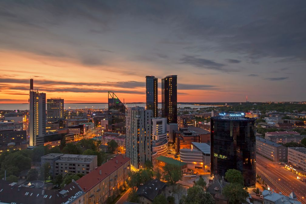 Die neue Skyline von Tallinn. Dominierend sind die Zwillingstürme des Swissôtel Tallinn