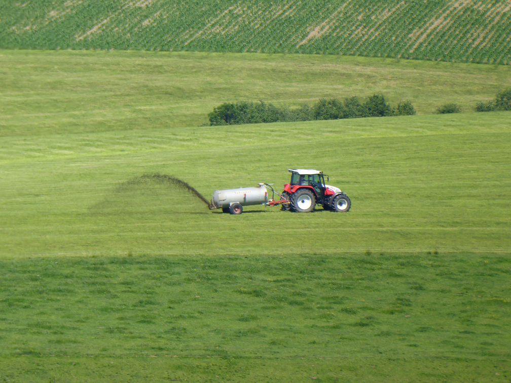 Ausfuhr von Gülle auf einem Feld (Symbolbild)