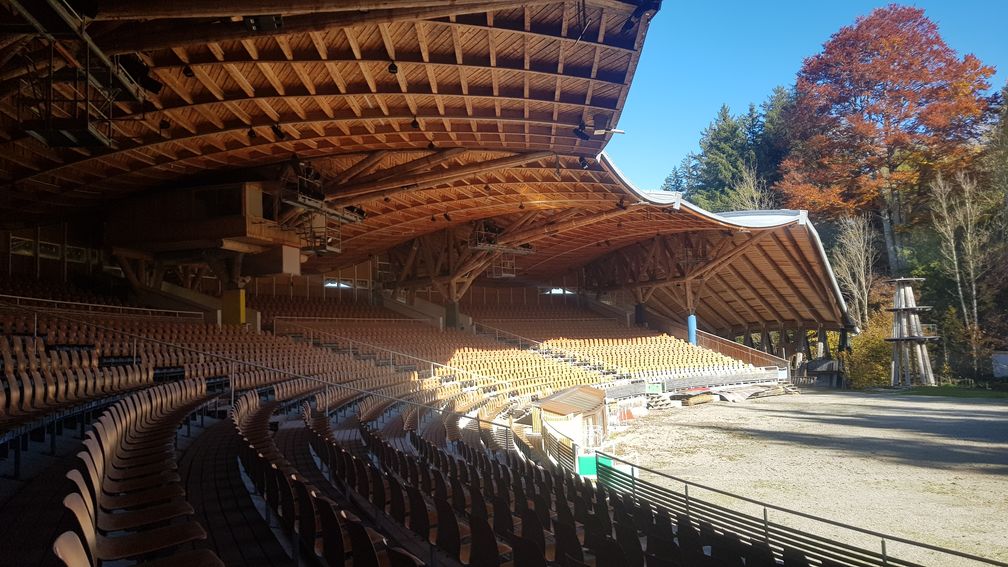 Allgäuer Freilichtbühne Altusried: Einem Fledermausflügel gleich überspannt ihr freitragendes Holzdach eine Tribüne Bild: AllgäuerFreilichtbühneAltusried Fotograf: Bundesingenieurkammer