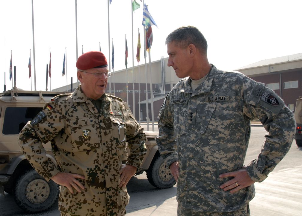 General Egon Ramms mit dem US-Generalleutnant David M. Rodriguez auf dem Kabul International Airport in Afghanistan (Oktober 2009)
