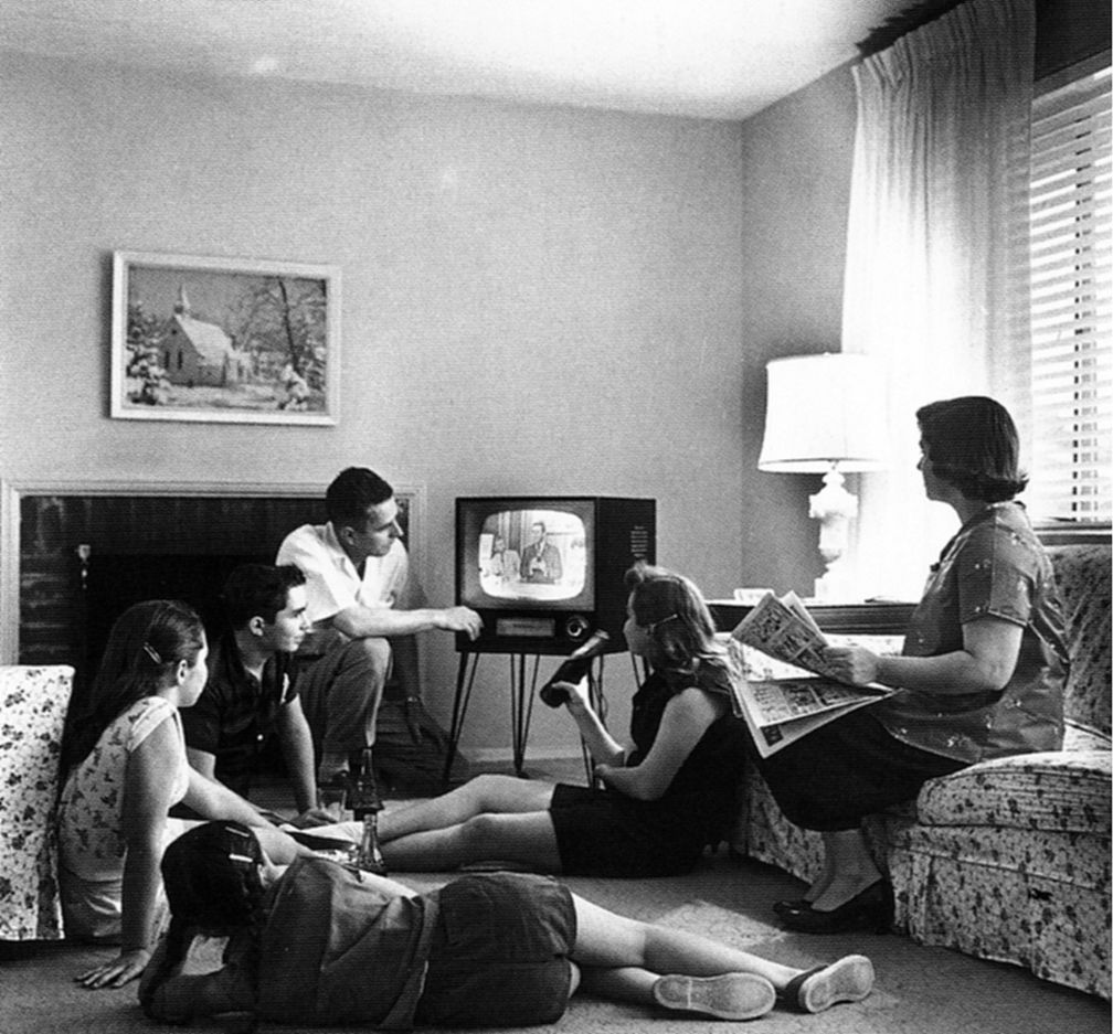 Familie beim Fernsehen, ca. 1958