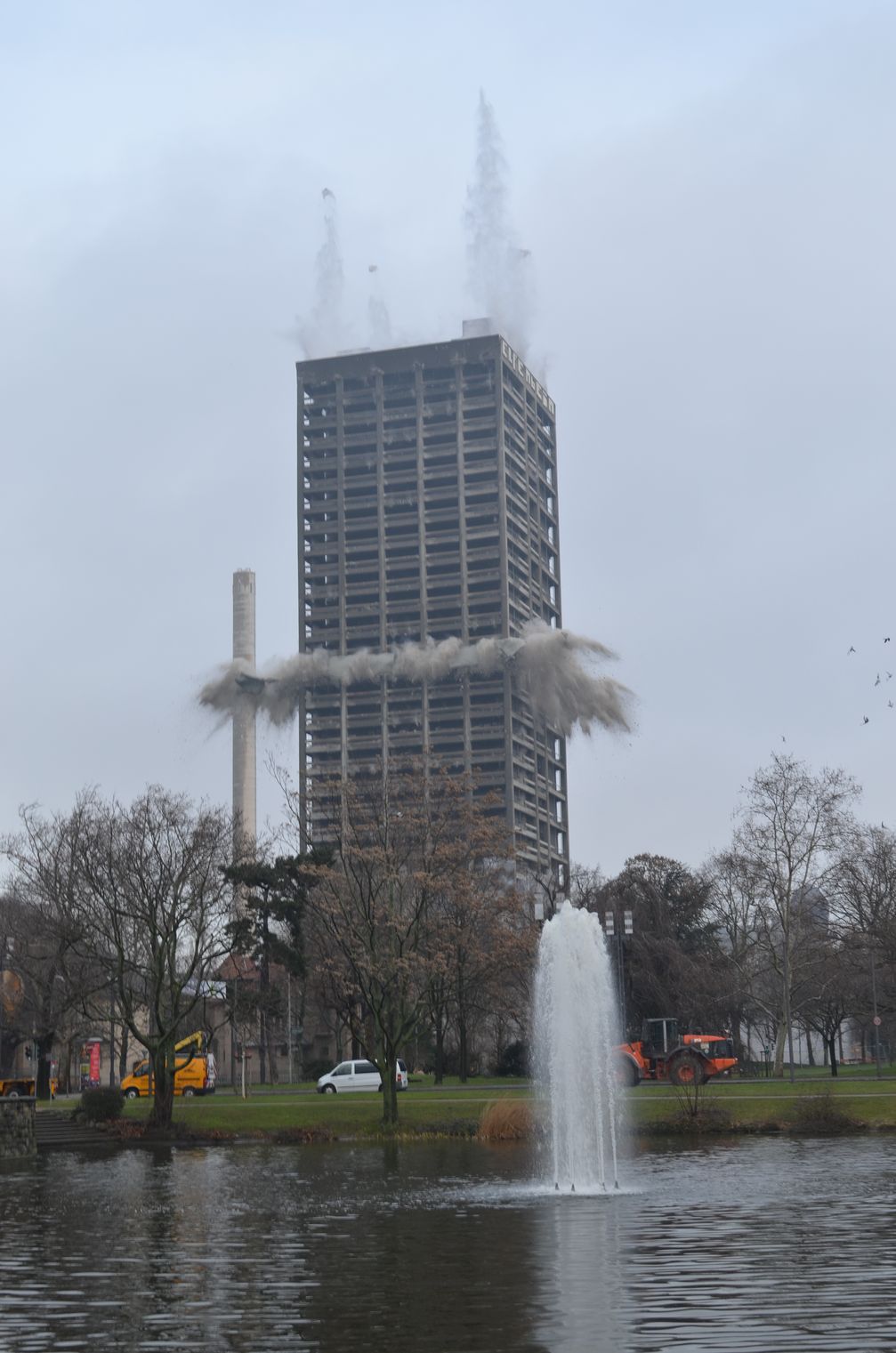 Kurz nach Zündung der Sprengladung in der 17. Etage. Zu sehen ist auch, wie auf dem Dach die Wasserfontänen hochschießen.