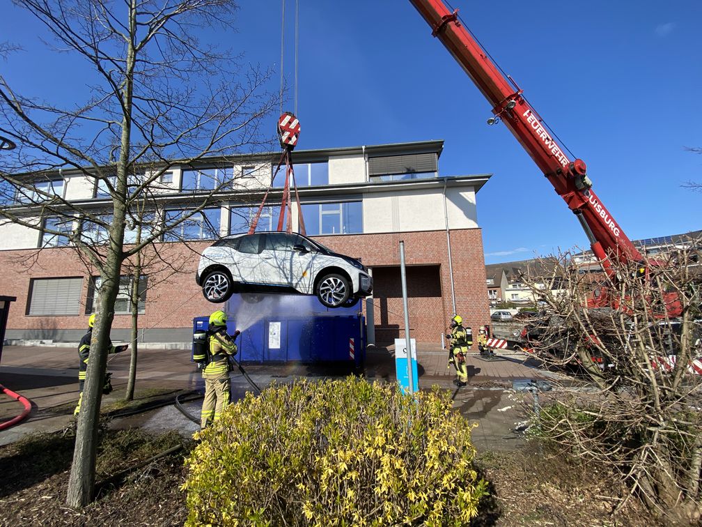 Verladen des Fahrzeugs in den Abrollcontainer Bild: Feuerwehr