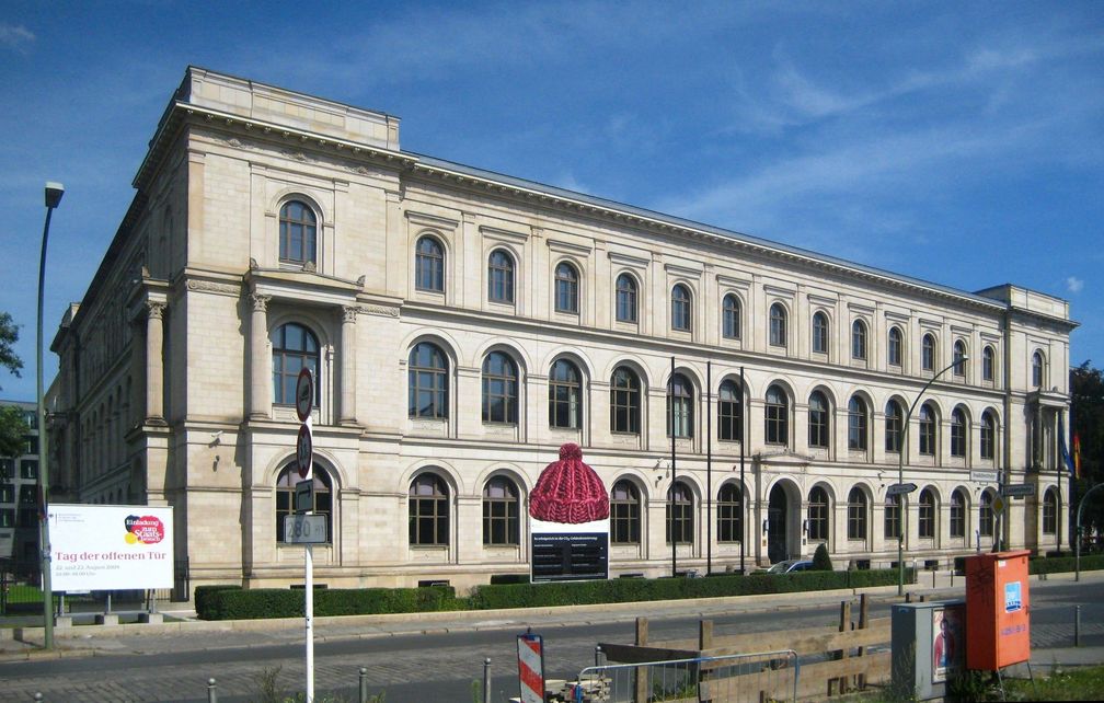 Hauptgebäude des Bundesministeriums für Verkehr, Bau und Stadtplanung in der Invalidenstraße 44 in Berlin-Mitte