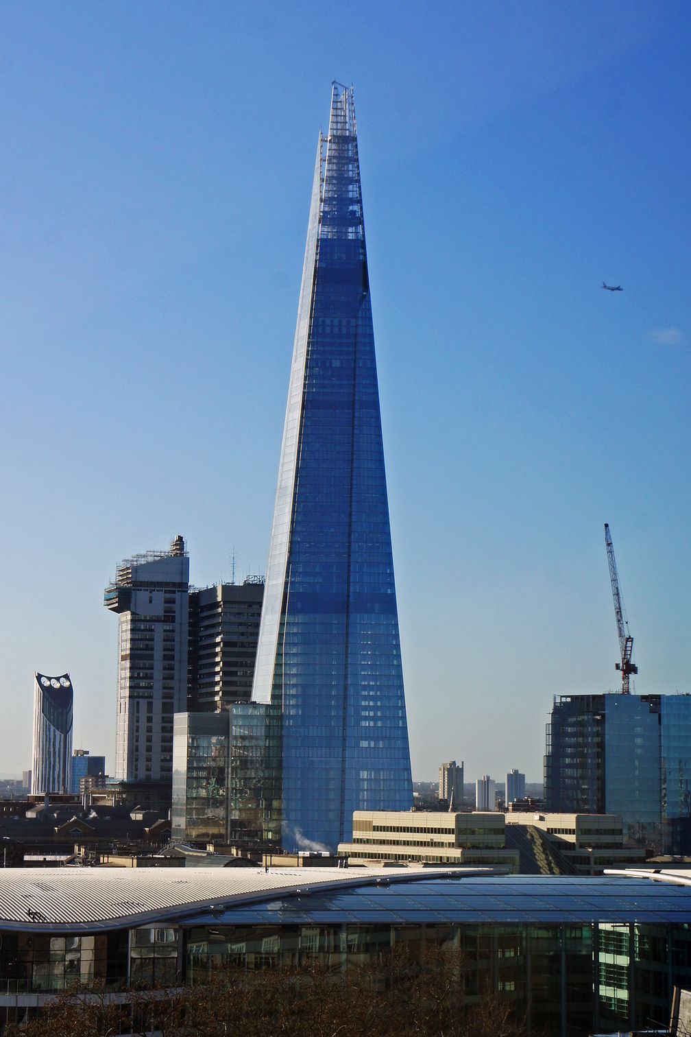 The Shard, auch Shard London Bridge (vormals London Bridge Tower, auch Shard of Glass; von englisch shard: Scherbe, Splitter), ist ein Wolkenkratzer in Londons Stadtteil Southwark, der mit 310 Meter von Juli bis Oktober 2012 das höchste Gebäude Europas war.