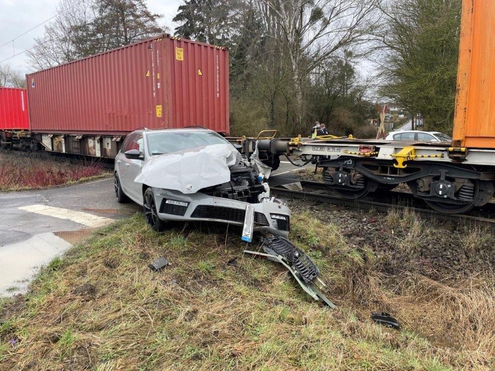 Vom Güterzug erfasster PKW; Bild: Bundespolizeiinspektion Kassel