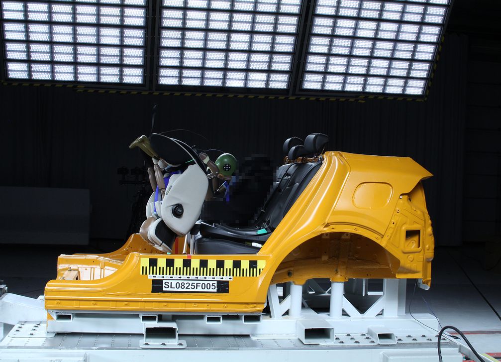 Der Sitz von Chipolino reißt bei Crashtest ebenfalls aus der Unterkonstruktion. Bild: ADAC Fotograf: Test und Technik