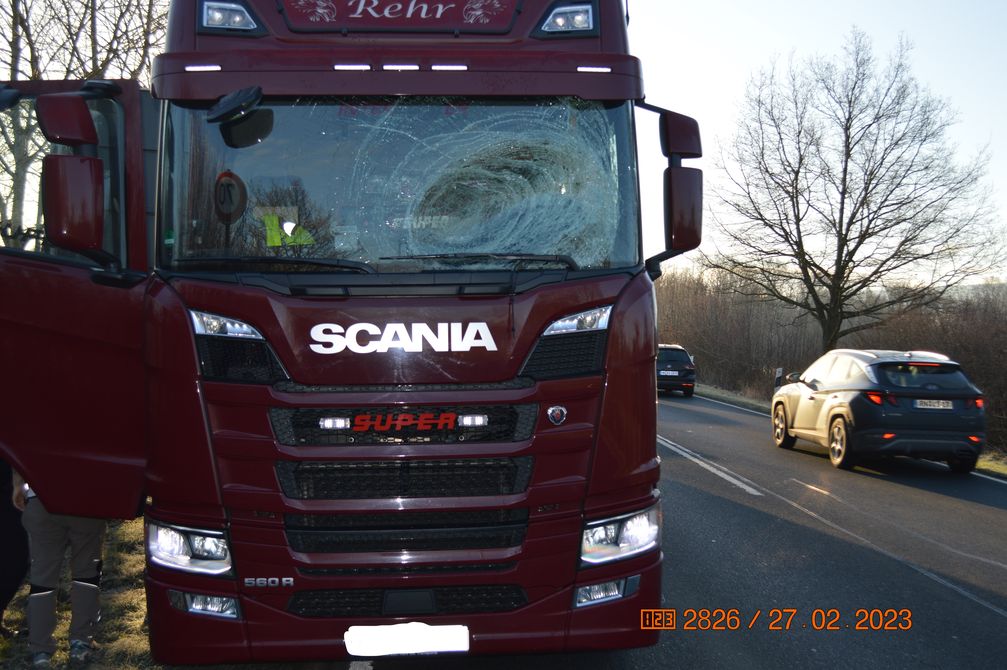 Der Lkw mit zerstörter Windschutzscheibe Bild: Polizei