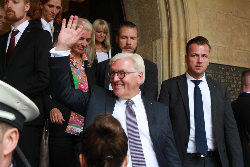 Frank-Walter Steinmeier mit Leibwächtern (2017)