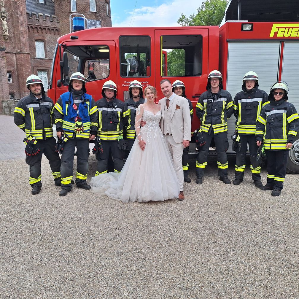 Das Brautpaar nutzte die Gelegenheit für ein ganz besonderes Erinnerungsfoto mit den Einsatzkräften Bild: Feuerwehr